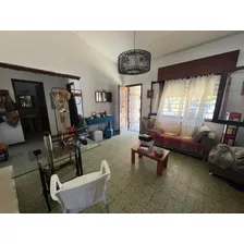 Venta De Casa Al Frente Con Jardin Y Cochera Mas Apartamento