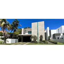 Casa En Venta, 5 Recamaras, Frente Laguna, Jacuzzi, Piscina, Isla Dorada Cancun.