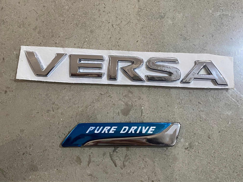 Emblemas Nissan Versa Y Pure Drive Letras Cromadas Cajuela Foto 3