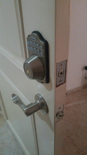 Cerradura Para Puerta + 2 Controles Remotos + Teclado