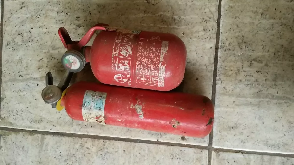Lote De 02 Extintores Usados Vazios No Estado Sem Testes