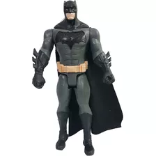 Boneco Batman Dc Com Capa 30cm Articulado Com Som E Luz Led