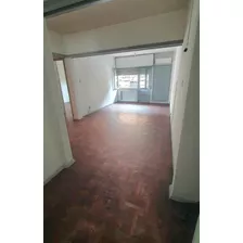 Vendo Con Renta Apartamento Al Frente De 2 Dormitorios Y Amplio Balcón, Bajos Gastos Comunes, Acepta Banco, Ubicado En Cordón.