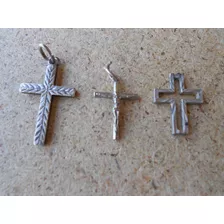 Tres Pequeñas Cruces Cristianas