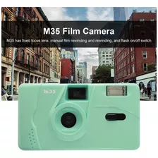 Filme Verde Da Câmera 135 De Kodak M35 Com A Máquina Retro D