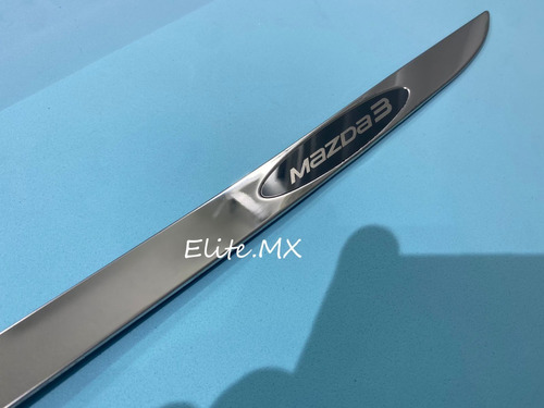 Embellecedor Barra Inferior Con Logo Mazda 3 2019 A 2022 Foto 4