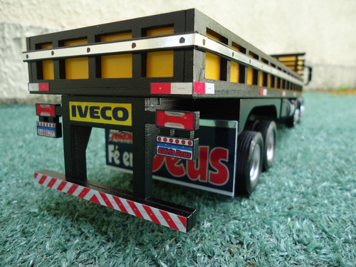 Miniatura Caminhão 1/32 Iveco Tector Trucado Arqueado Custon