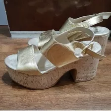 Sandalias De Cuero Doradas Casi Sin Uso