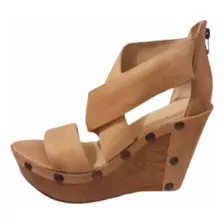 Sandalias En Cuero Con Tachas 37. Hay También 35, 36 Y 39