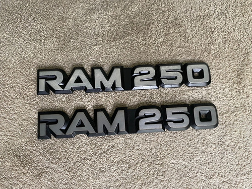 Par De Emblemas Dodge Ram 250 Originales Con Detalle Foto 2