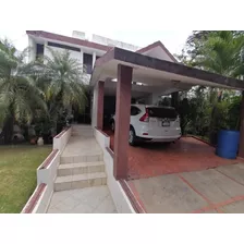 Casa En Venta Con Patio Y 5 Habitaciones En Los Cerros De Gurabo