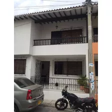 Manga - Venta De Casa En Urbanización La Cabaña.