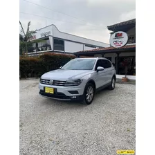 Volkswagen Tiguan Comfortline / Modelo 2018