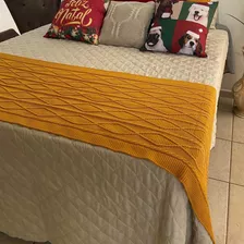 Peseira Manta Decoração Sala Cama Queen Sofá 230cm X 60cm Cor Mostarda Desenho Shima