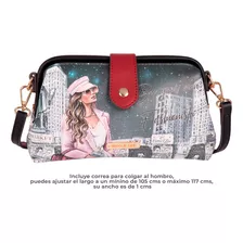 Bolsa Cruzada Amaya Nicole Lee Estampada Con Broche Fw22 Color Sara Is Soft But Strong