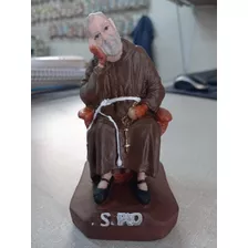 Imagem Padre Pio Sentado 12cm. De Resina Pintada À Mão. 