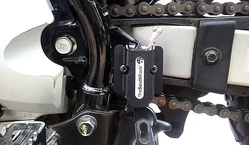 Foto de Tapa Protectora Sensor Gato Lateral Moto Suzuki Dr 650 Tst 