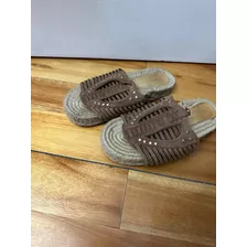 Sandalias Trenzadas Con Tachas Color Marrón Talle 37