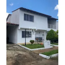 En Venta Cómodo Y Espacioso Townhouse En El Conj. Resd. Isla Bonita, Sector El Tiamo, Puerto Ordaz, Ciudad Guayana