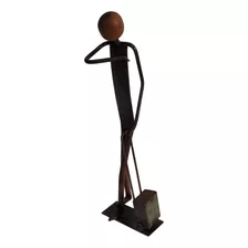 Escultura Homem Viajando Checando A Hora Em Ferro Rústico