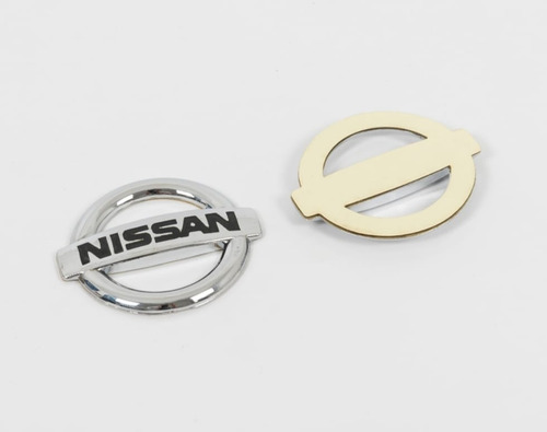 Emblema Nissan Versa Emblema Versa Baul Trasero Adhesivo Foto 3