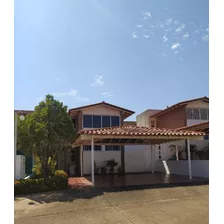 Hermosa Y Cómoda Casa Ubicada En El Conjunto Residencial Alhama En Villa Granada.