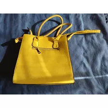 Cartera Amarilla Con Tiras Detalles Dorados 