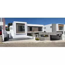 Casa En Venta En Fracc. Prado Largo, Zona Esmeralda, Atizapán; Totalmente Remodelada; Zona Más Segura Del País.