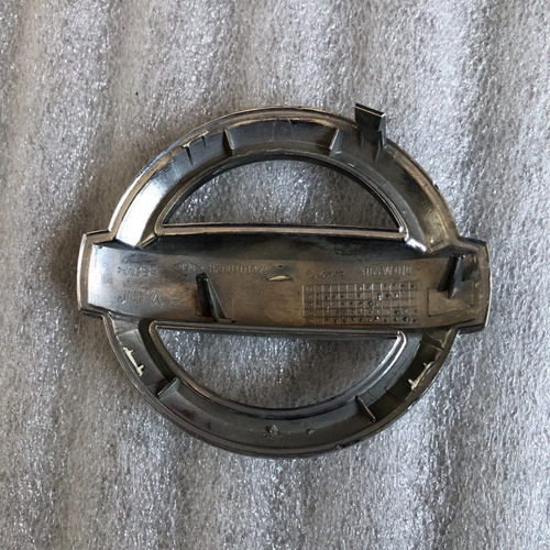 Emblema Frontal Nissan Platina (02-09) #8200101475 Foto 2