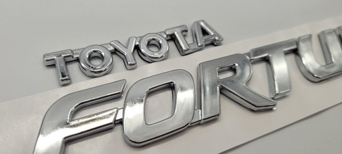 Toyota Fortuner Emblemas Foto 3