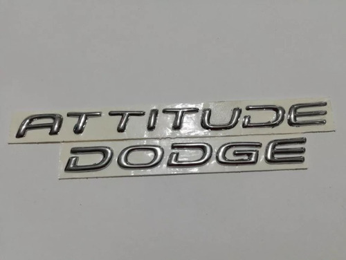 Par De Emblemas Dodge Attitude Letras Cromadas Foto 3