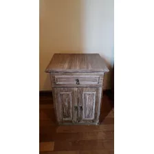 Mesa De Cabeceira Em Patina Retirada 