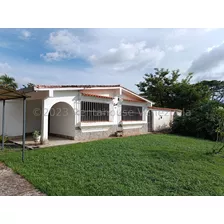 Encantadora Casa De Una Solo Nivel En Colinas De Guataparo,calle Cerrada Con Vigilancia Y Agua De Manantial,hermoso Jardin En Su Entrada Y Amplio Patio Trasero