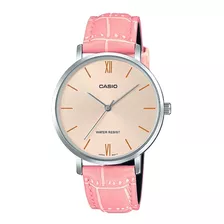 Reloj Pulsera Casio Dress Ltp-vt01 De Cuerpo Color Plateado, Analógico, Para Mujer, Fondo Rosa, Con Correa De Cuero Color Rosa, Agujas Color Plateado, Dial Dorado, Bisel Color Plateado Y Hebilla Simpl