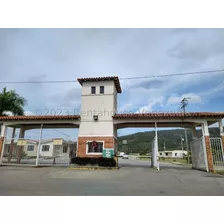 Kl Vende Bella Y Confortable Casa En Terrazas De La Ensenada Barquisimeto #24-17079