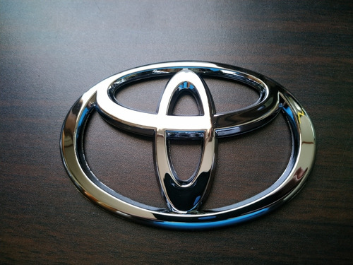 Logo Emblema Insignia Frontal Toyota Hilux 2006 A 2015 Foto 2