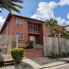 Casa De Tres Niveles De Lujo, La Tahona, Calle El Topo, Miranda, Baruta, Distrito Capital, Cerca Del Pueblo De El Hatillo.