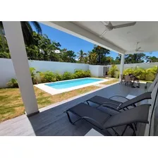 Villa De 3 Habitaciones Con Piscina En Venta, Centro Del Pueblo, Las Terrenas, Samaná