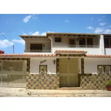 Casa En Venta En Colinas De Santa Monica Caracas. Calle Cerrada. 23-26337 Mvg