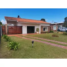 Casa En Pinares De Atlántida, Muy Bonita, 4 Dormitorios, 3 Baños, Estufa A Leña, Barbacoa Con Buen Parrillero 