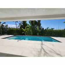 Casa En Venta En Punta Cana Village, 520m2, 4 Hab. 4 Parqueos, Comunidad Exclusiva, Seguridad Permanente, Solo Propiedades De Alto Valor, A 5 Minutos Del Aeropuerto, Oportunidad De Invertir.