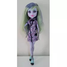 Boneca Monster High Twyla New Scaremester Usada