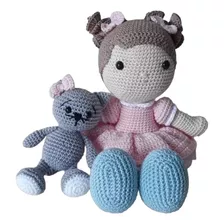 Boneca Cabelo Castanho Claro E Gatinha Em Amigurumi - Crochê