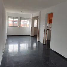 Apartamento En Complejo Cerrado, Dos Dormitorios Impecable 