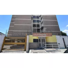  Cómodo Apartamento De 85m2 En Av 19 De Abril Maracay 24-22879 Irrr