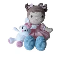 Boneca Cabelo Castanho E Coelhinha Em Amigurumi - Crochê