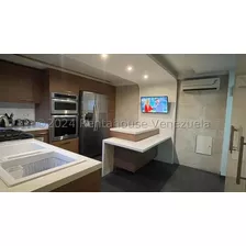 Impecable Y Minimalista Apartamento, Totalmente Remodelado. Ubicado En Prebo