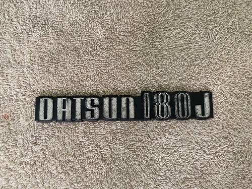 Emblema Datsun 180j Usado De Plastico  Foto 2
