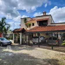 Casa En Venta De 4 Recámaras, Piscina, Estudio Tv, Privada, Zona Cumbres, Cancún