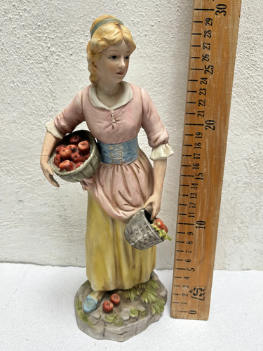 Estatuilla Vintage Porcelana Mujer Campesina Con Detalles Multicolor